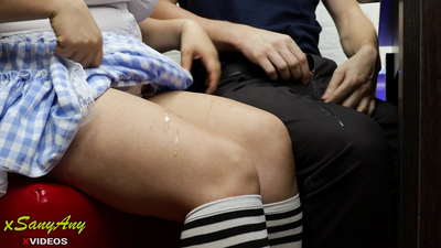 Bocah sekolah nom-noman nyentak menyang kanca sekelas ing peer-xsanyAny